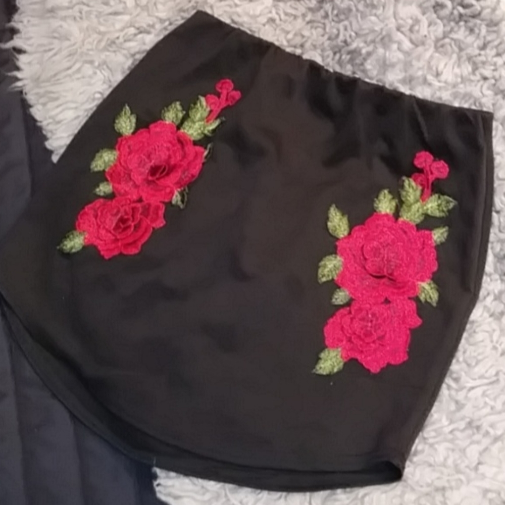 Black Rose Embroidered Casual Skirt